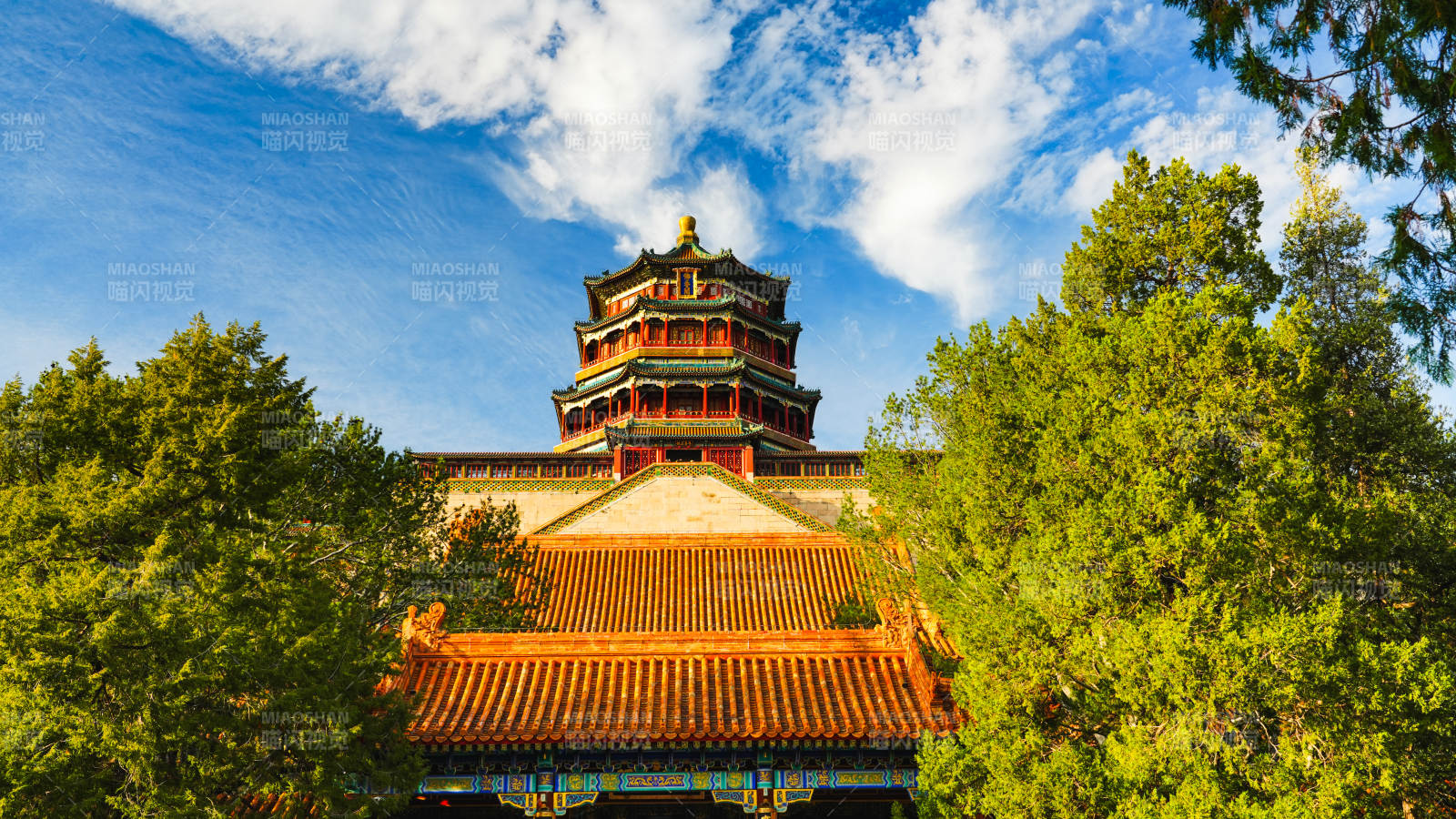 颐和园古塔映蓝天图片