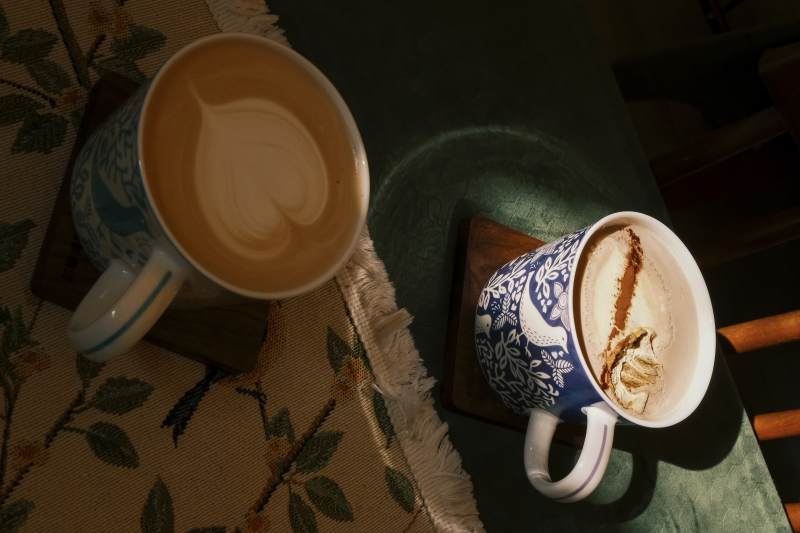 咖啡杯与拉花艺术图片