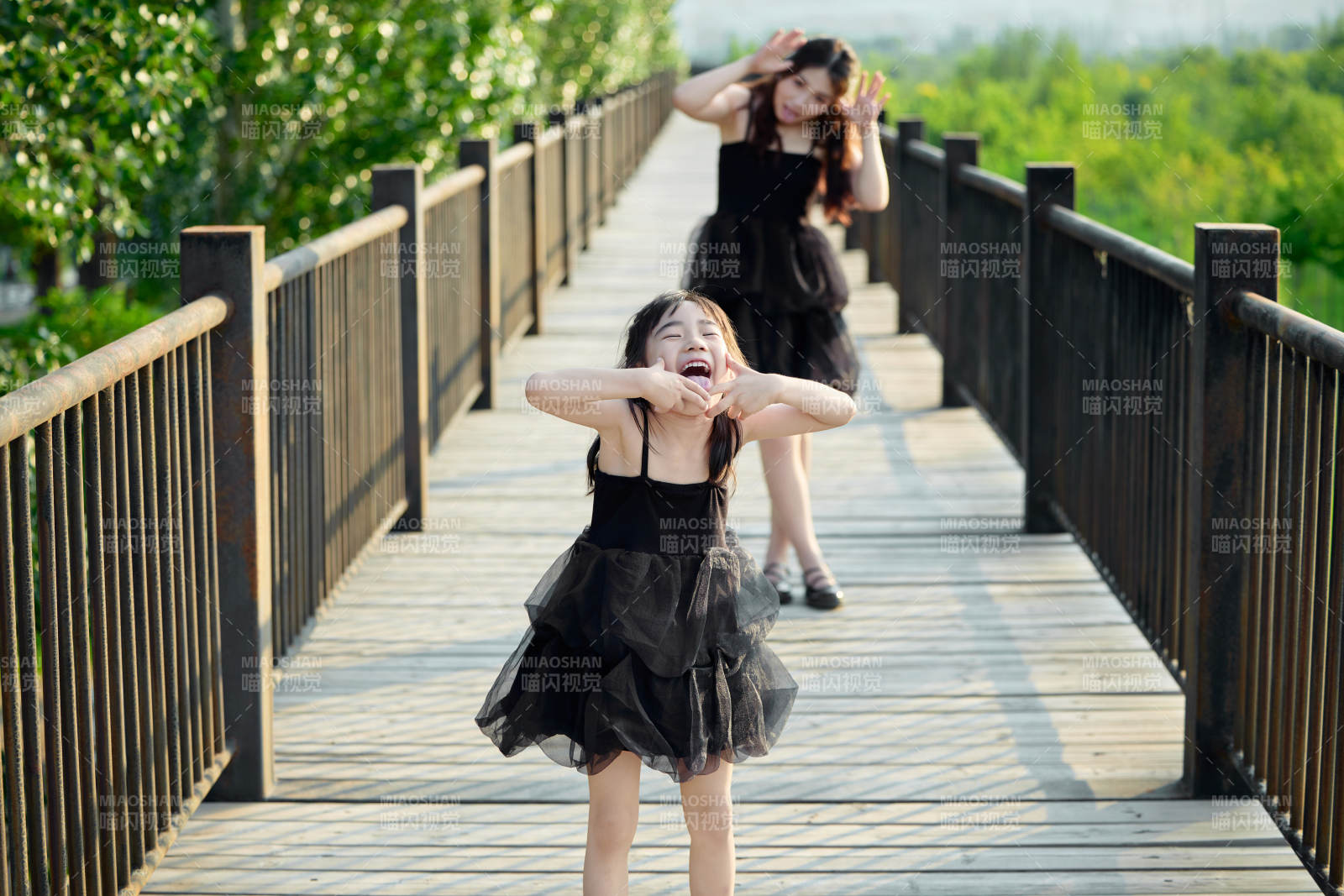 夏天在户外公园旅行游玩的亚洲母女亲子图片