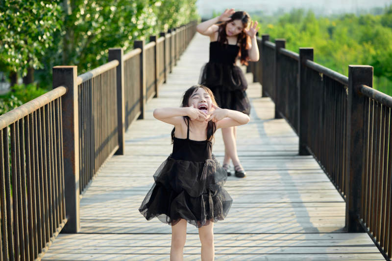 夏天在户外公园旅行游玩的亚洲母女亲子图片