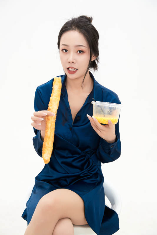 大吃特吃的亚洲可爱少女人像图片