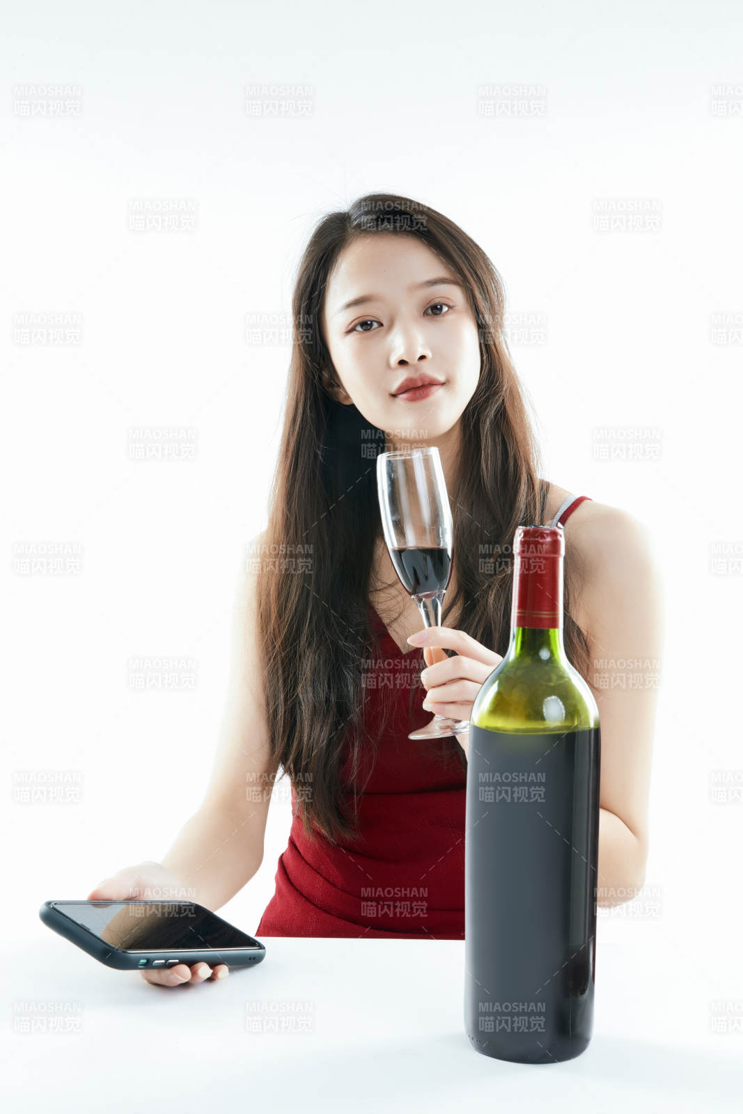 独自品尝红酒的亚洲女性图片