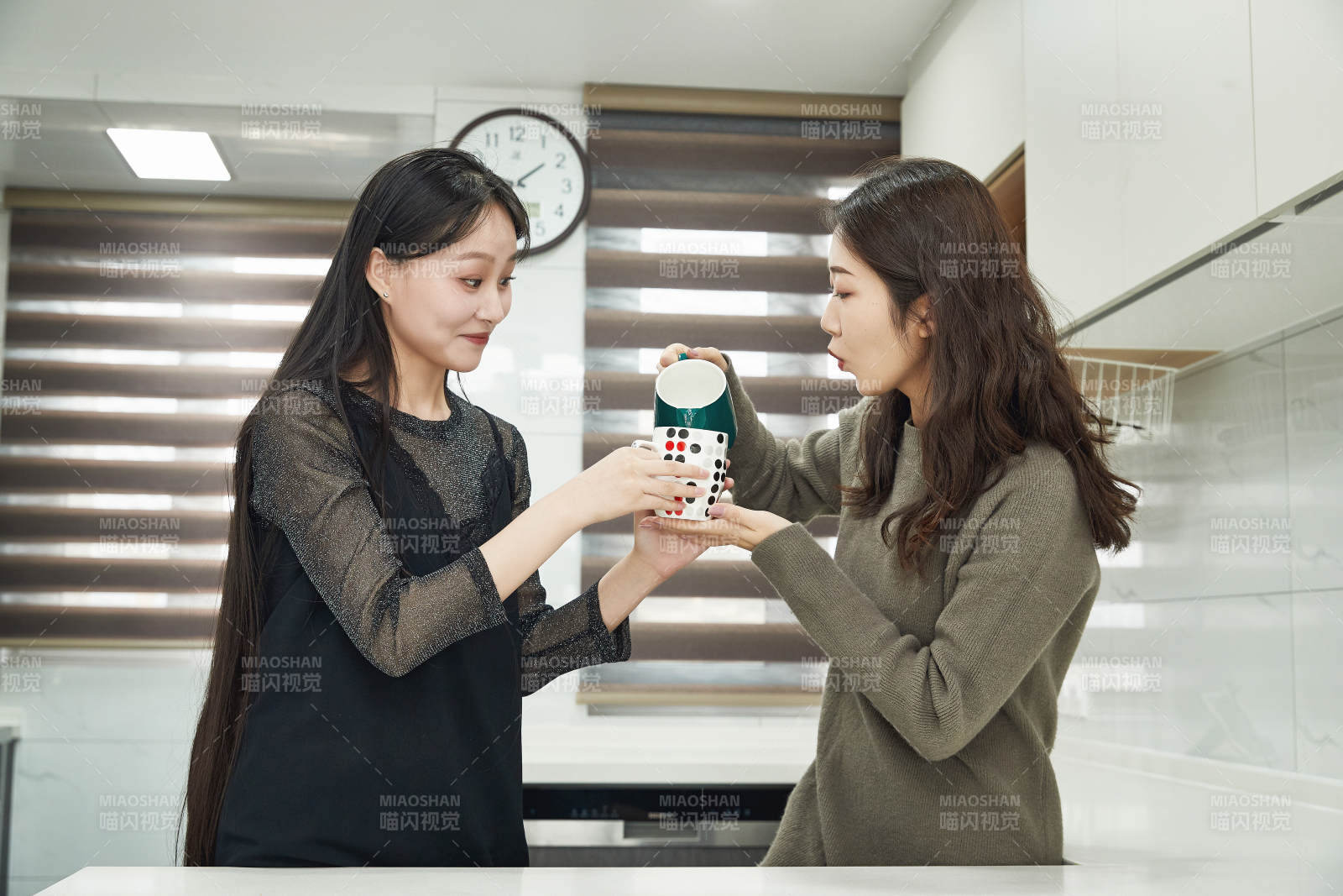 在餐厅喝咖啡闲聊的亚洲闺蜜图片