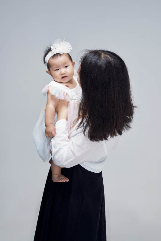 妈妈陪伴宝宝快乐的玩耍图片