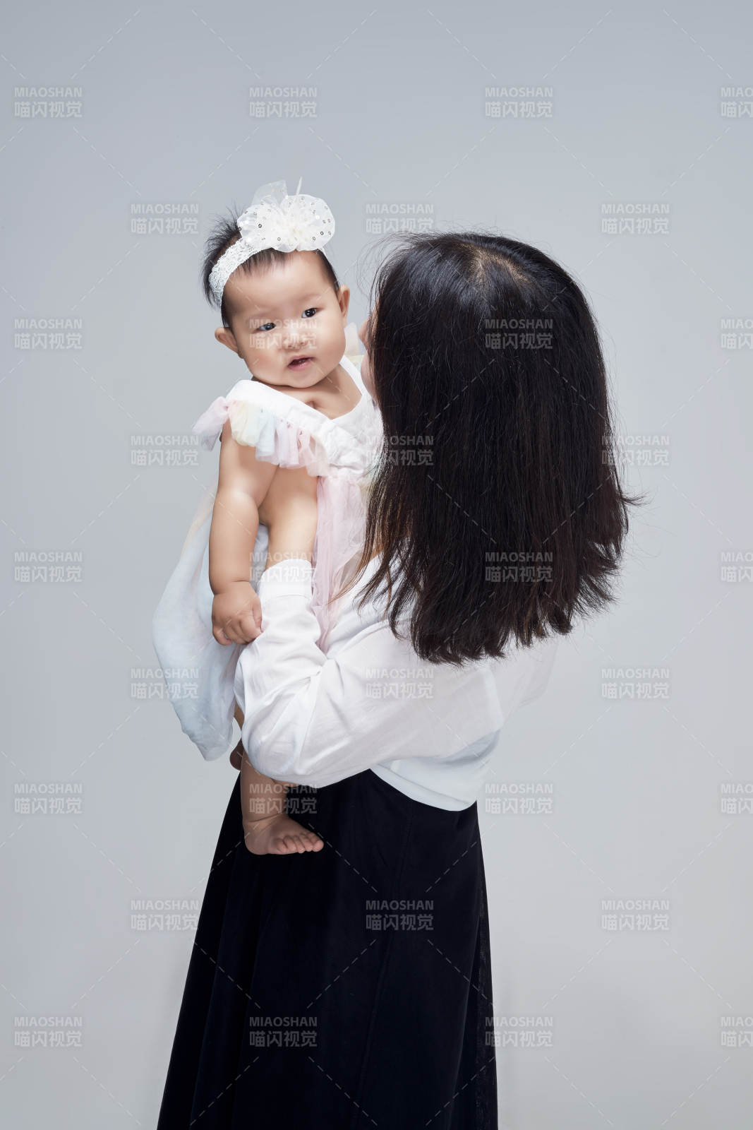 妈妈陪伴宝宝快乐的玩耍图片