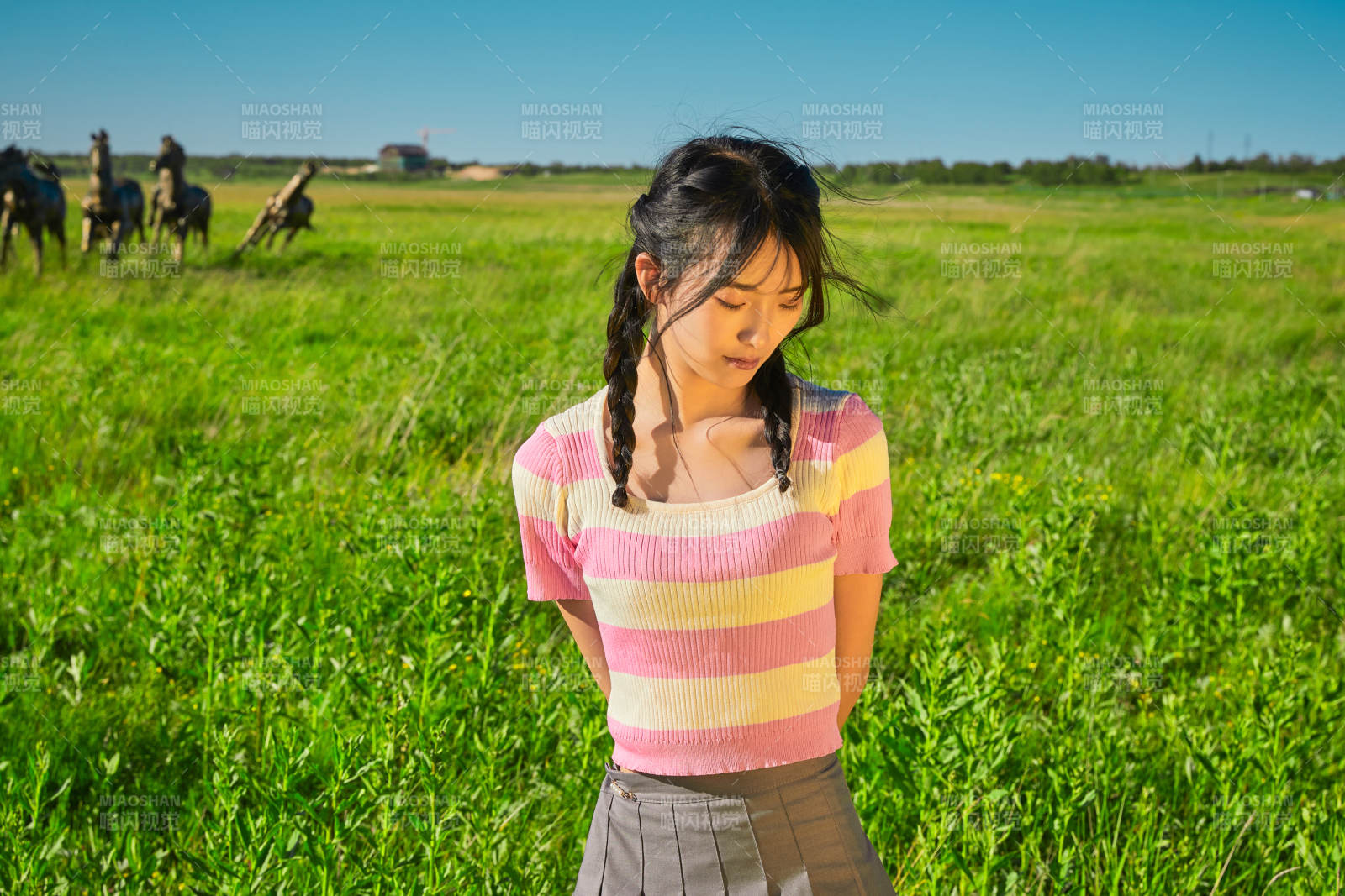 盛夏在草原湿地公园游玩的姑娘图片