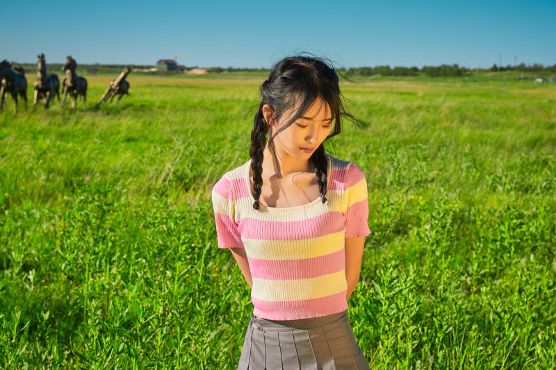 盛夏在草原湿地公园游玩的姑娘图片