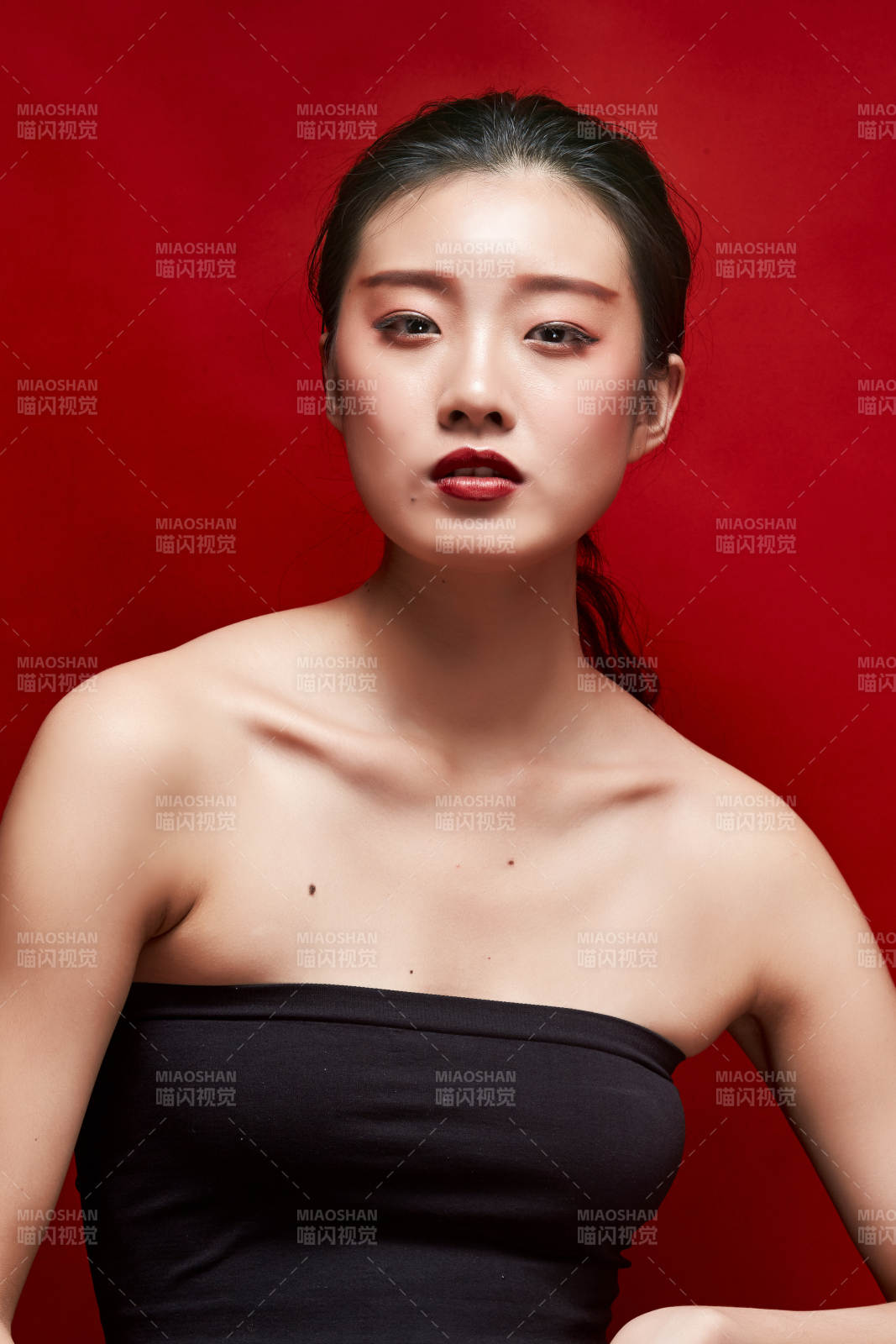 时尚彩妆女性妆面半身像图片