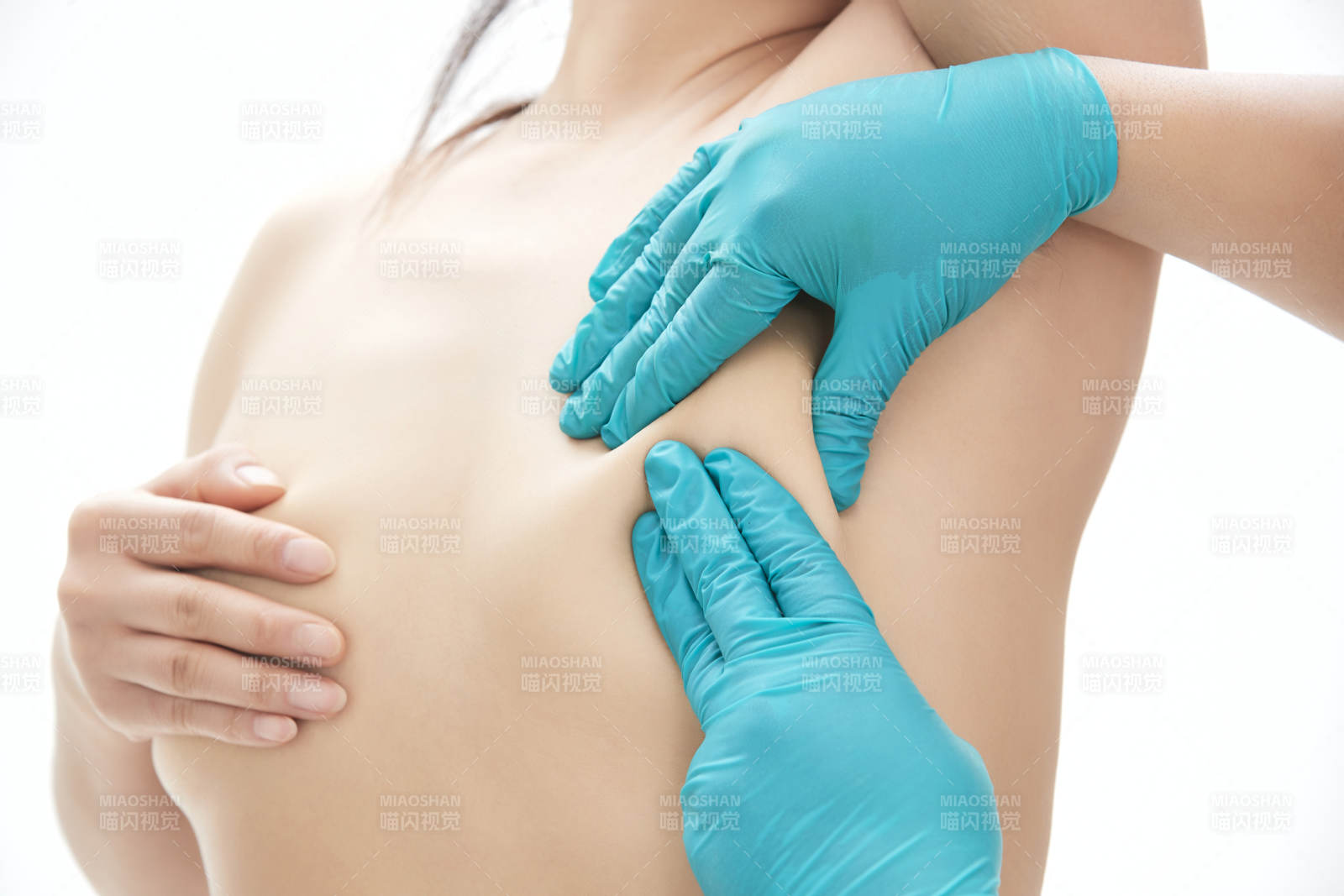 医生为胸部整形患者进行胸部检查 图片