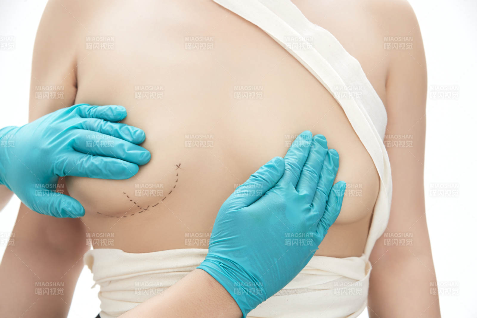 医生为胸部整形患者进行胸部检查图片