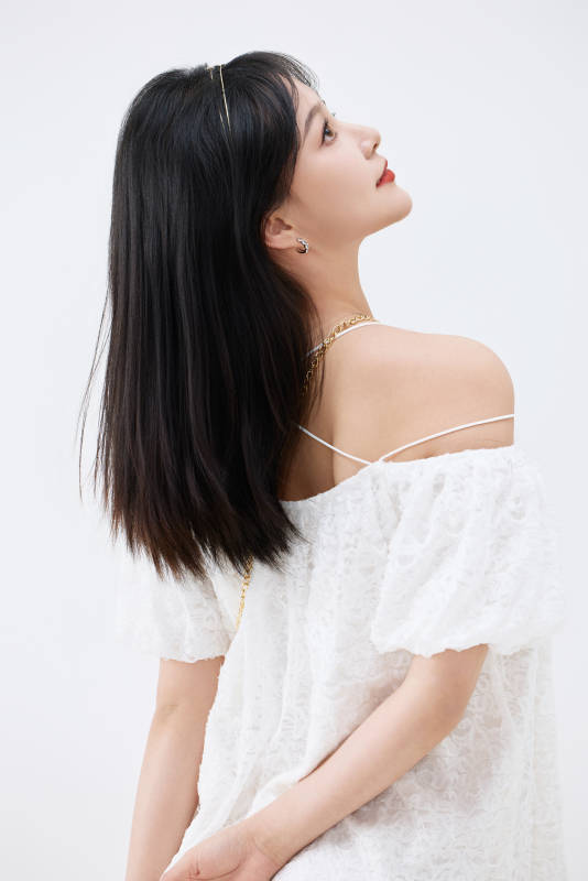 影棚拍摄穿着白色连衣裙的亚洲美丽女性图片