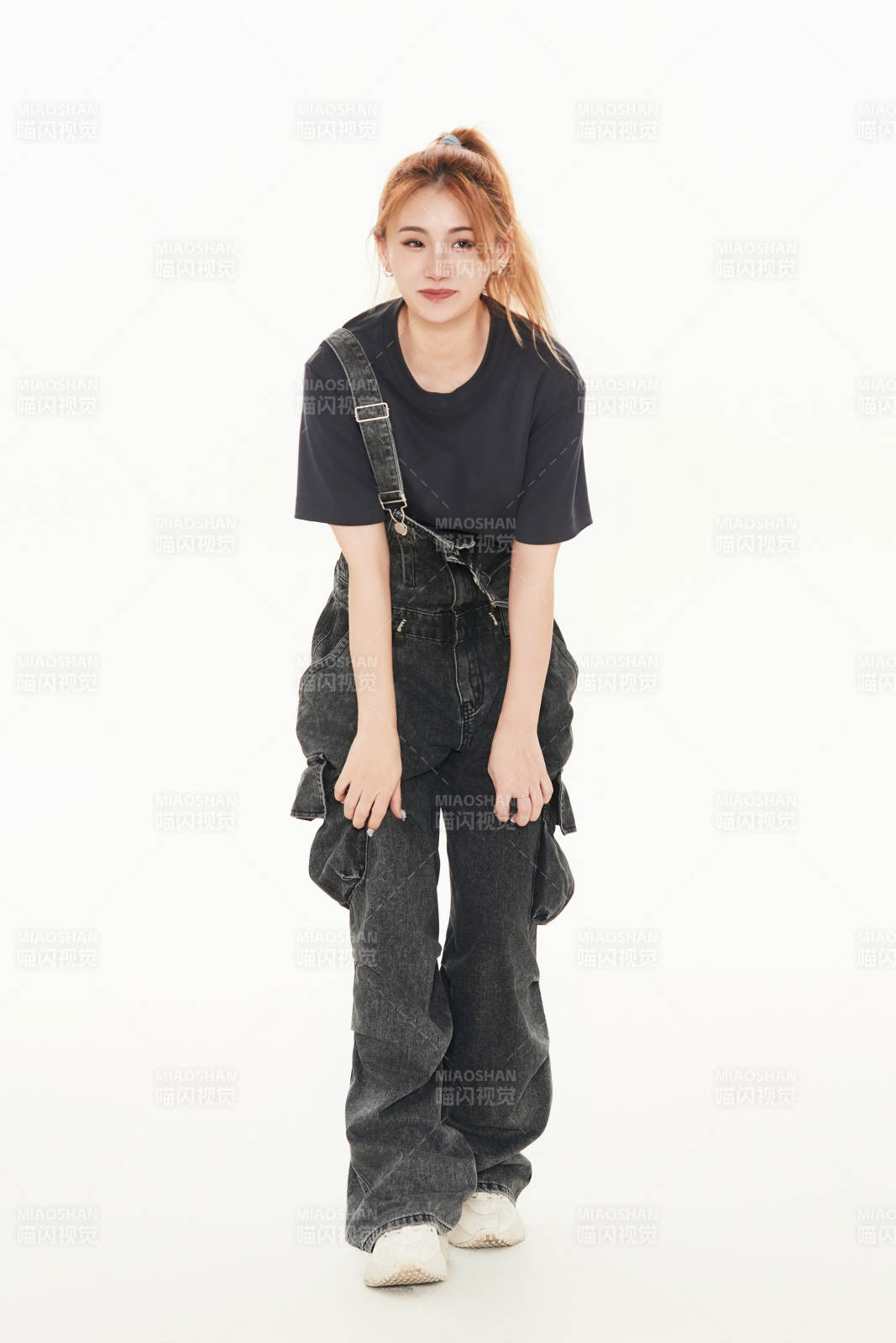 跳街舞的青年女性图片