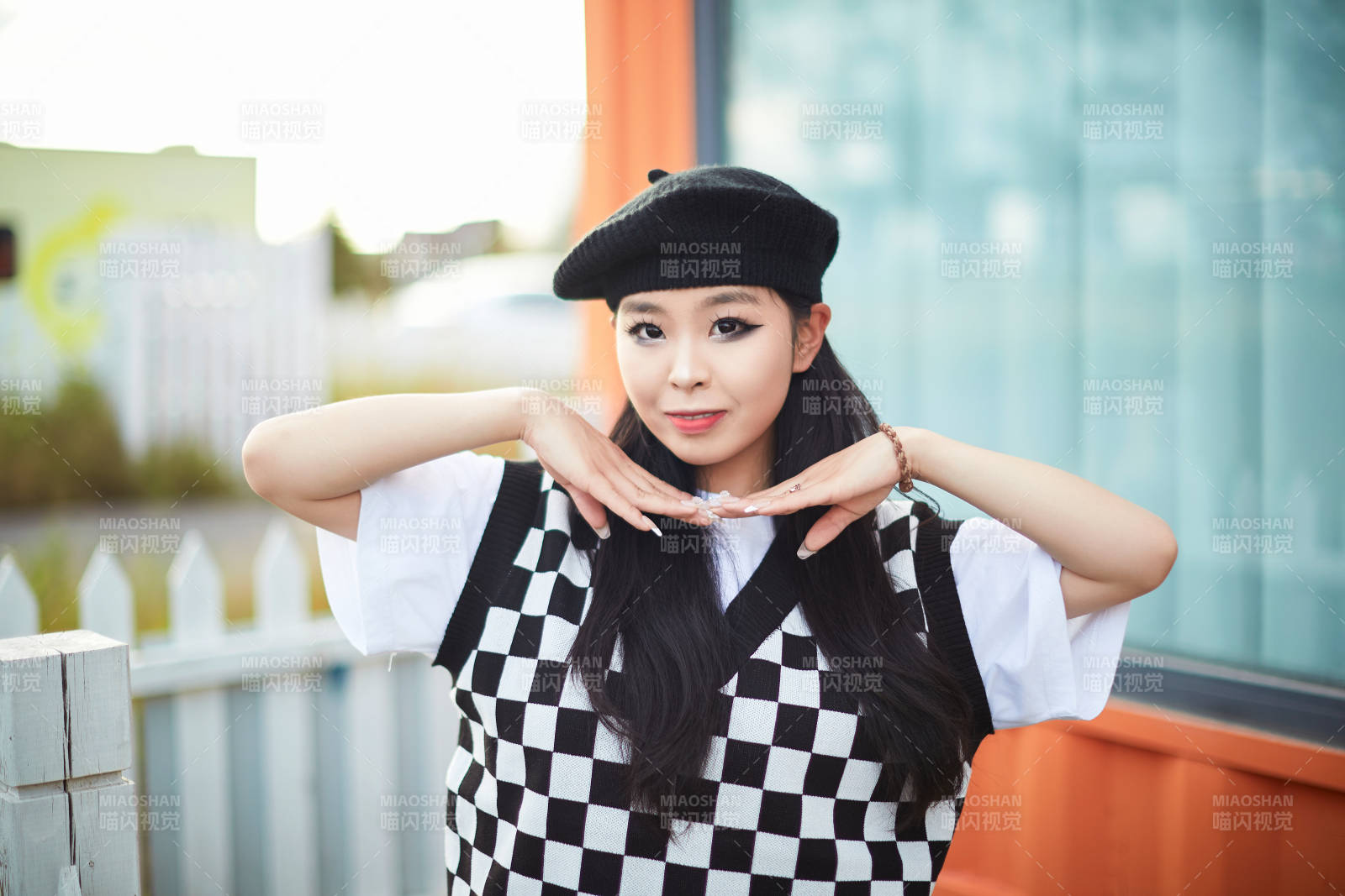 在坝上草原景区旅游放松的美丽姑娘图片