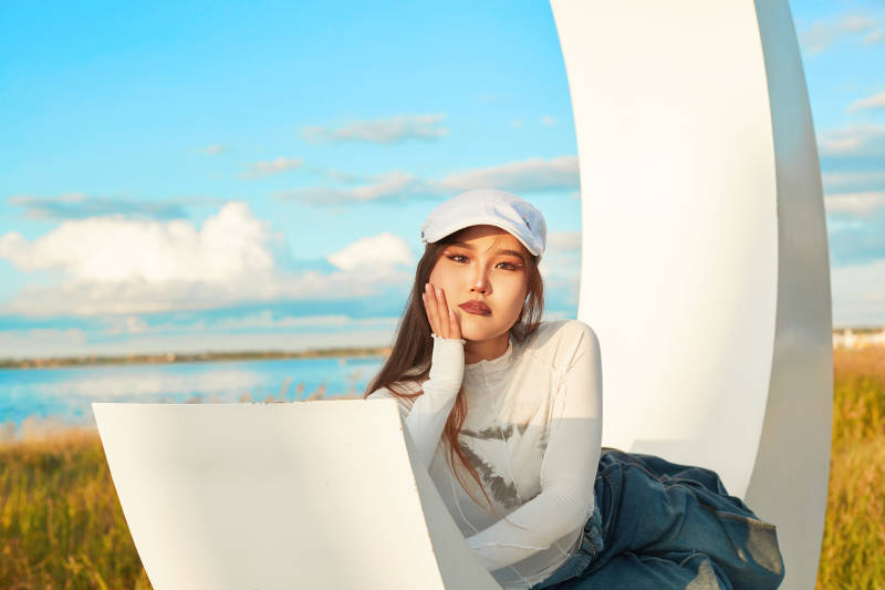 在旅游区湖边打卡点拍照的美女图片