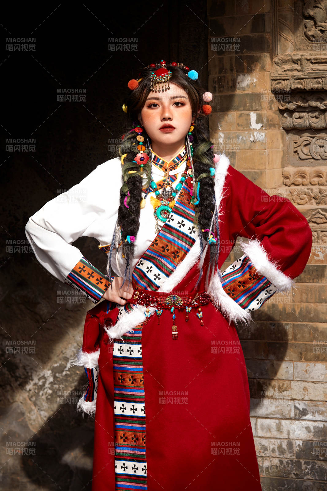 身穿藏族服饰在古城拍照的少女图片