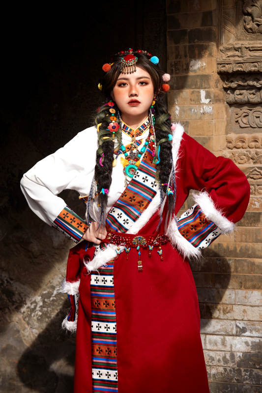 身穿藏族服饰在古城拍照的少女图片