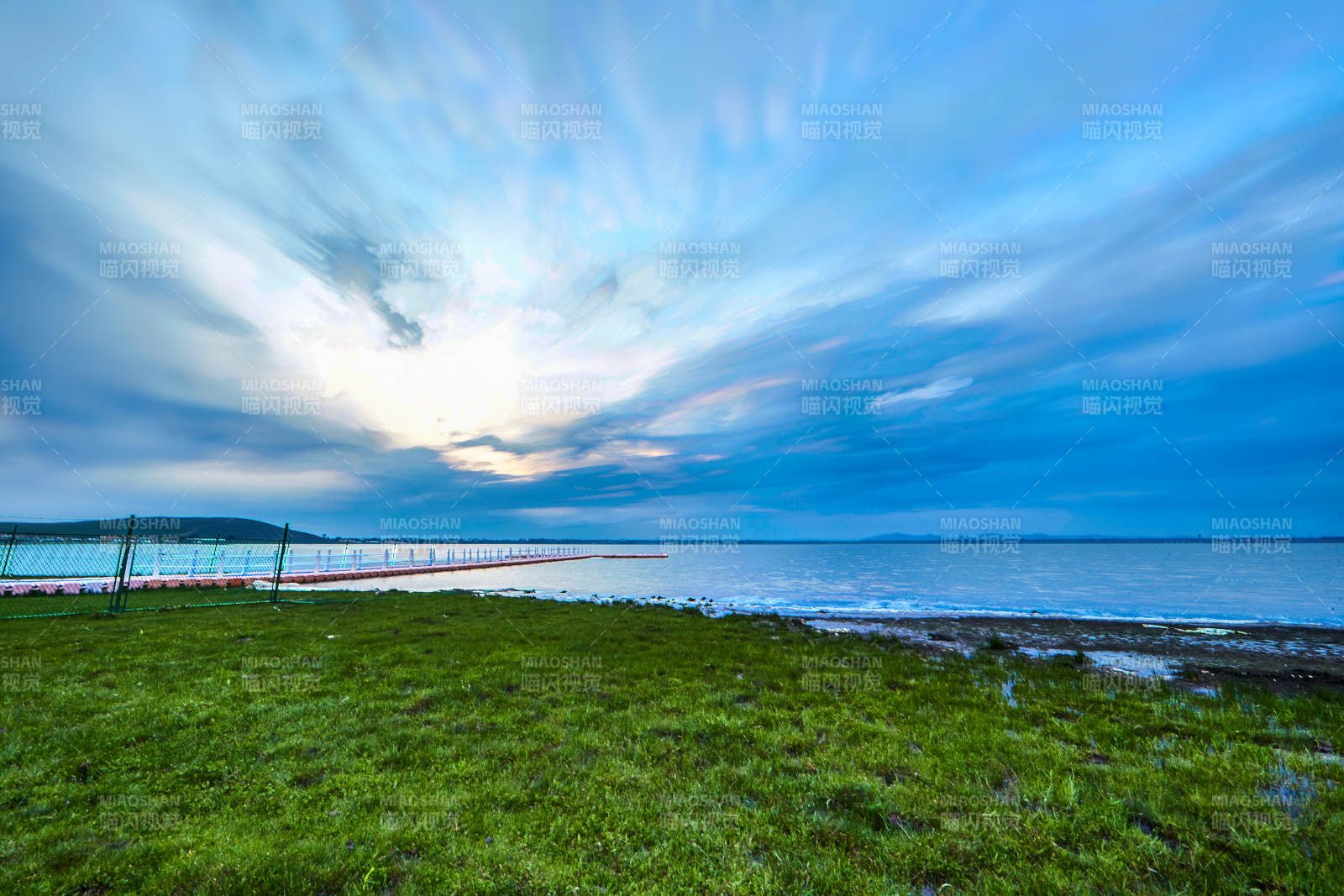 中国河北省张家口地区沽源县天鹅湖景区夏天图片
