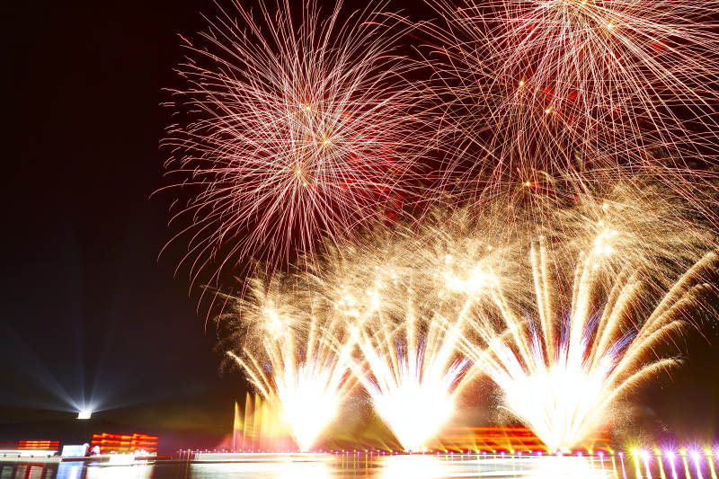 旅游景区湖面绽放的绚丽烟花礼花图片