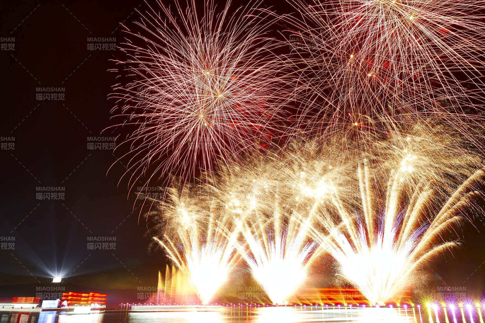旅游景区湖面绽放的绚丽烟花礼花图片