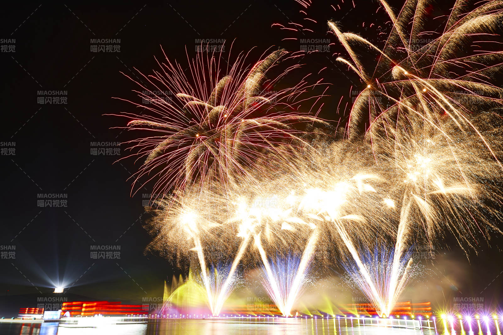 旅游景区湖面绽放的绚丽烟花礼花图片