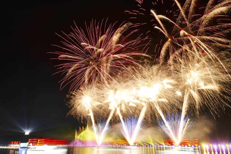旅游景区湖面绽放的绚丽烟花礼花图片