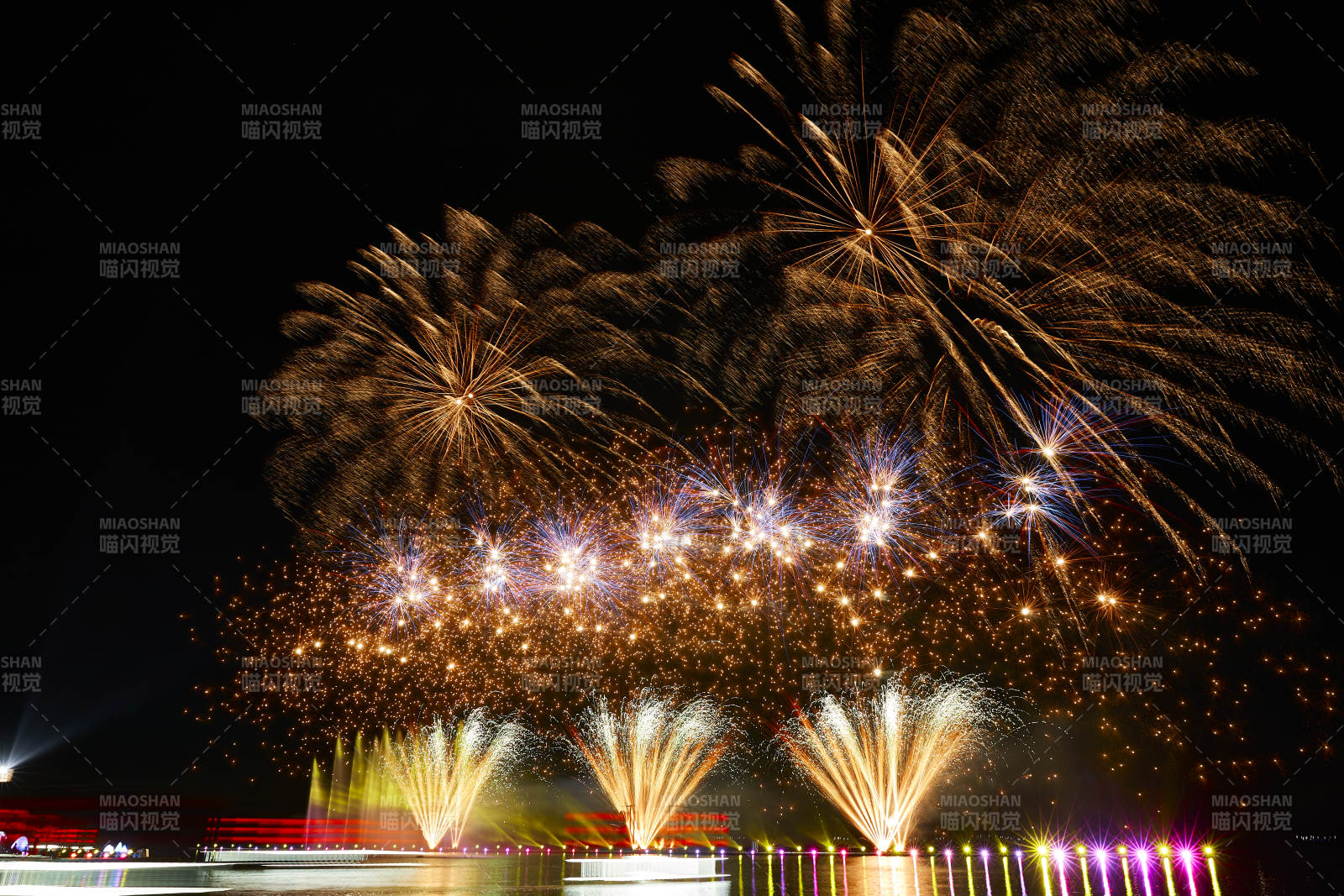 旅游景区湖面绽放的绚丽烟花礼花图片