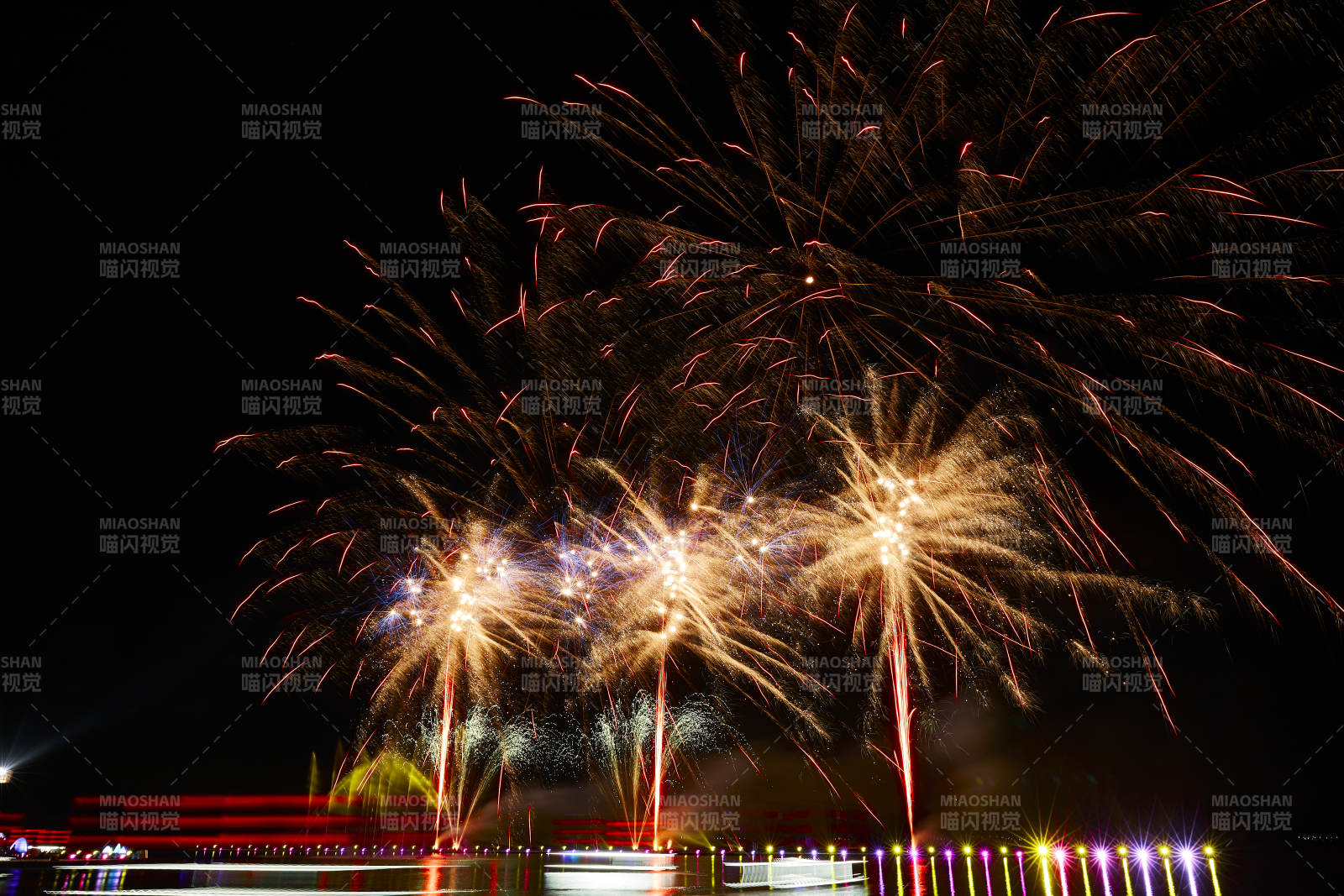 旅游景区湖面绽放的绚丽烟花礼花图片