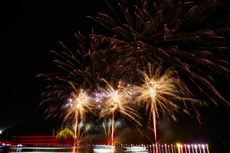 旅游景区湖面绽放的绚丽烟花礼花图片