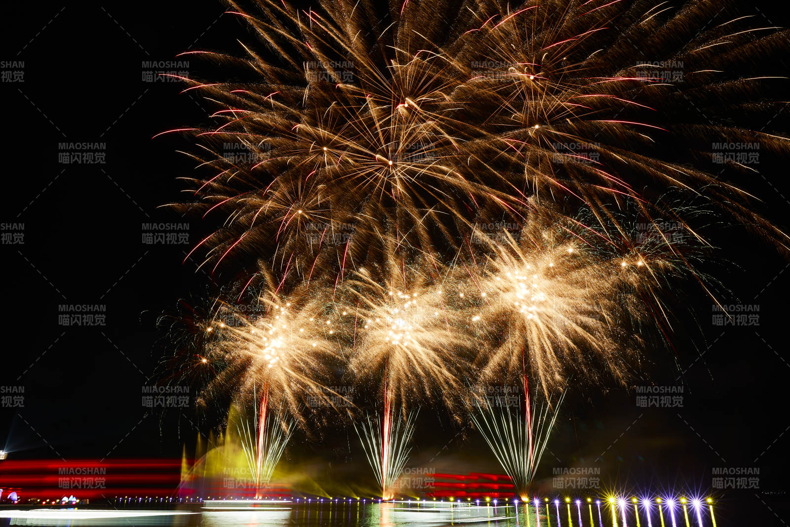 旅游景区湖面绽放的绚丽烟花礼花图片