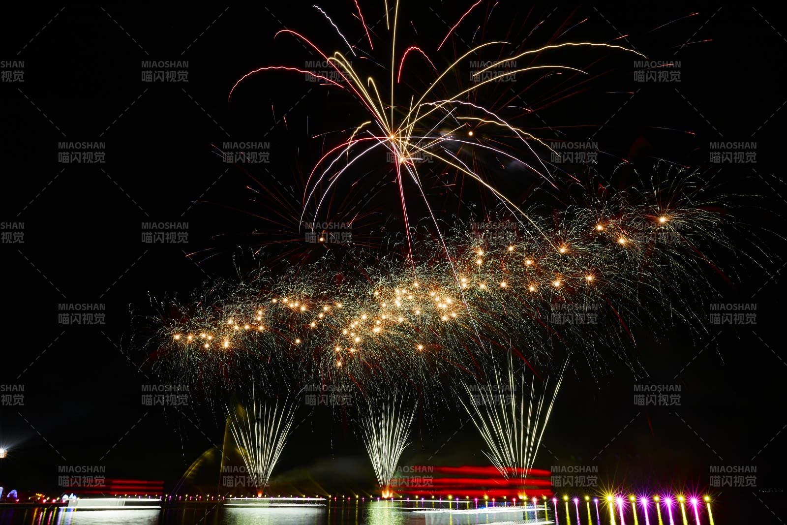 旅游景区湖面绽放的绚丽烟花礼花图片