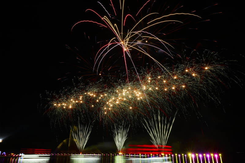 旅游景区湖面绽放的绚丽烟花礼花图片