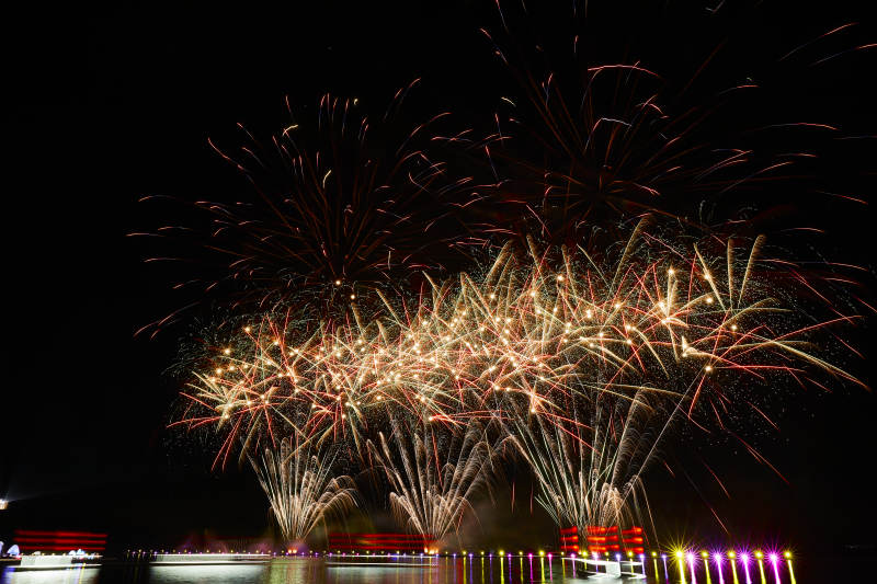 旅游景区湖面绽放的绚丽烟花礼花图片