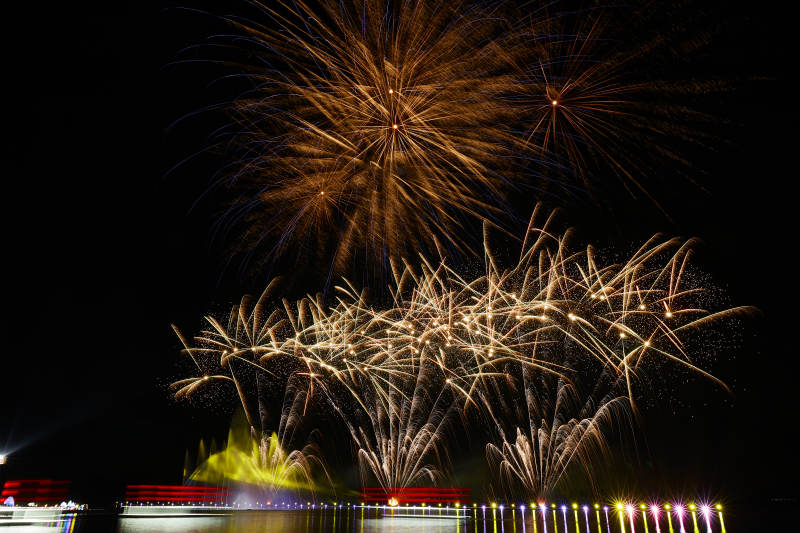 旅游景区湖面绽放的绚丽烟花礼花图片