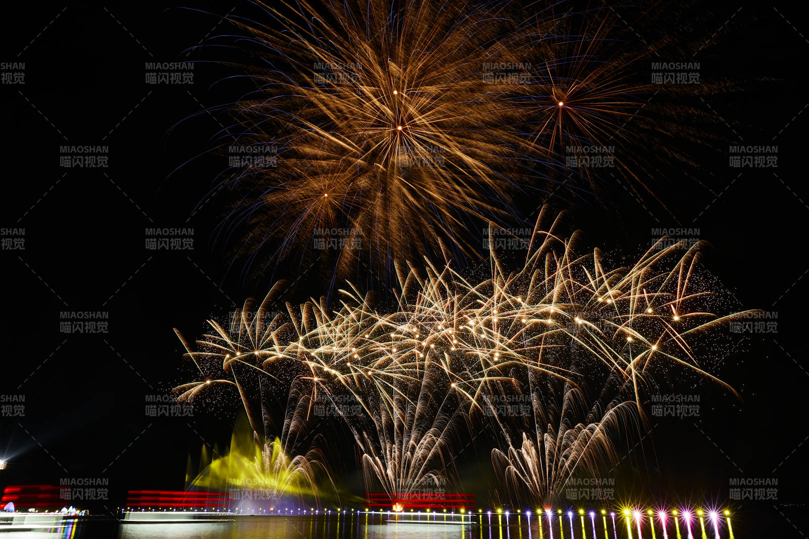 旅游景区湖面绽放的绚丽烟花礼花图片