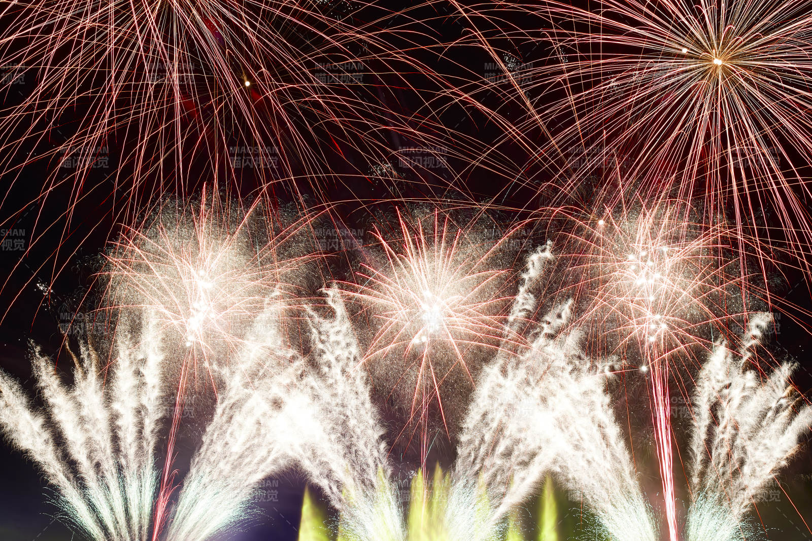 旅游景区湖面绽放的绚丽烟花礼花图片