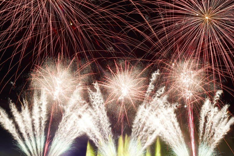 旅游景区湖面绽放的绚丽烟花礼花图片