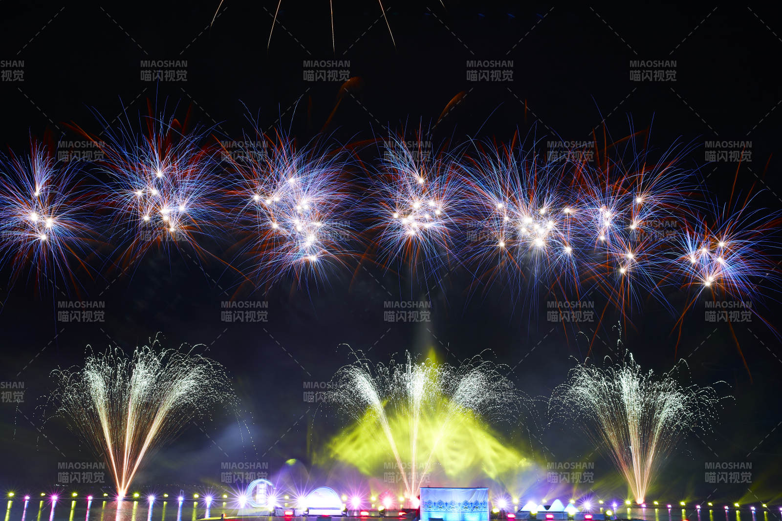 旅游景区湖面绽放的绚丽烟花礼花图片