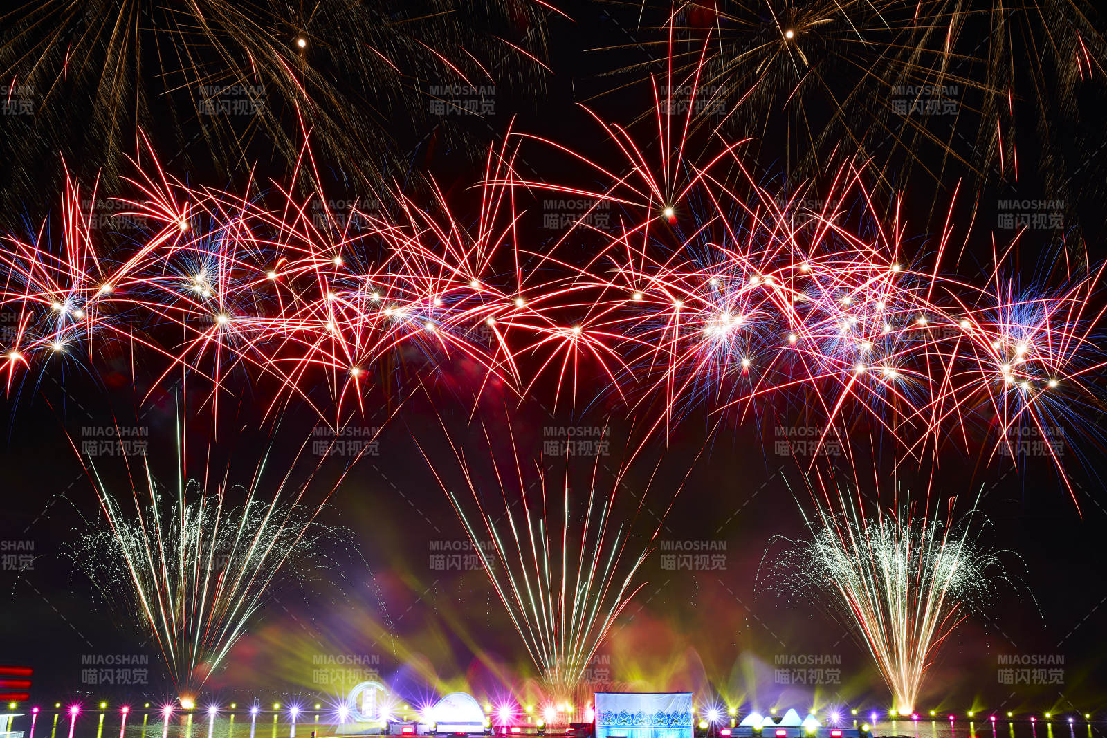 旅游景区湖面绽放的绚丽烟花礼花图片