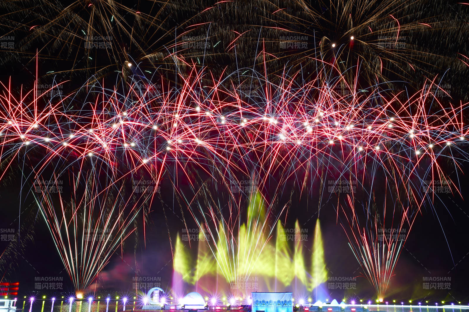 旅游景区湖面绽放的绚丽烟花礼花图片