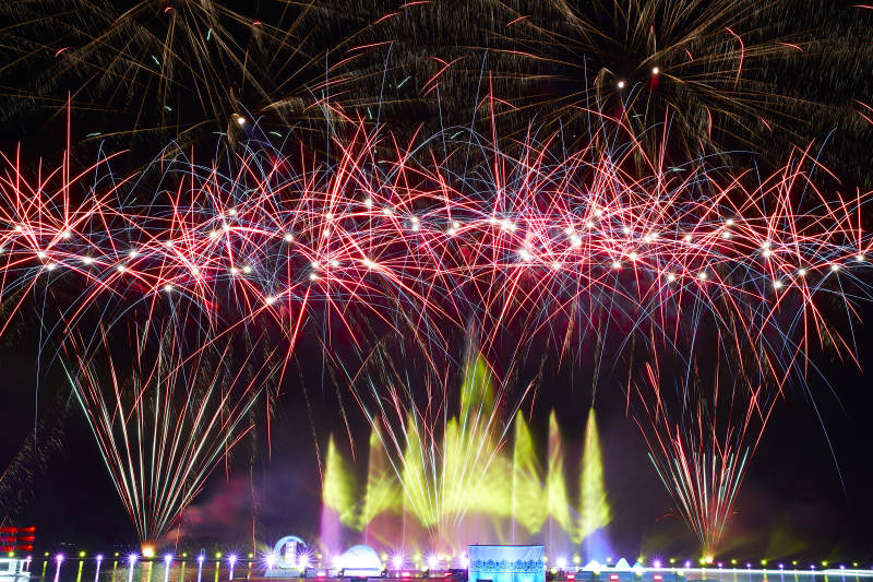 旅游景区湖面绽放的绚丽烟花礼花图片