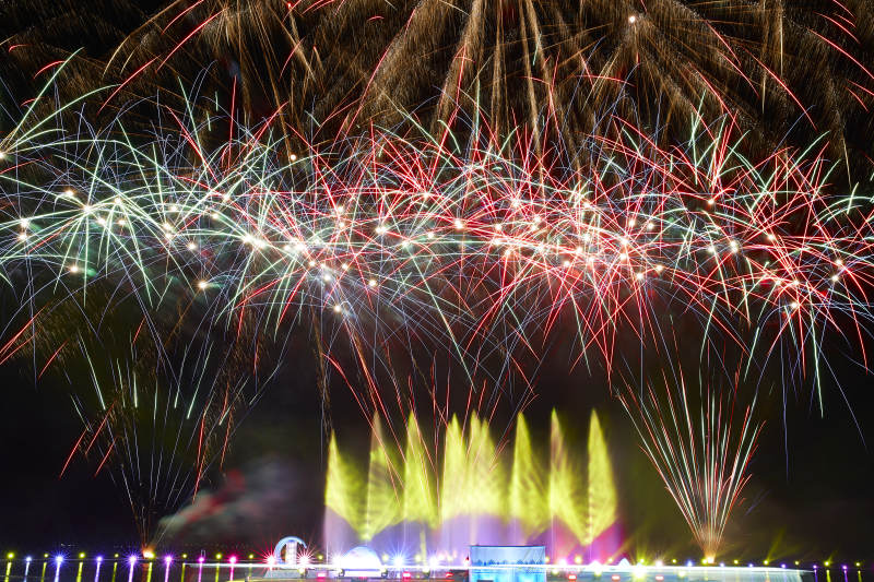旅游景区湖面绽放的绚丽烟花礼花图片