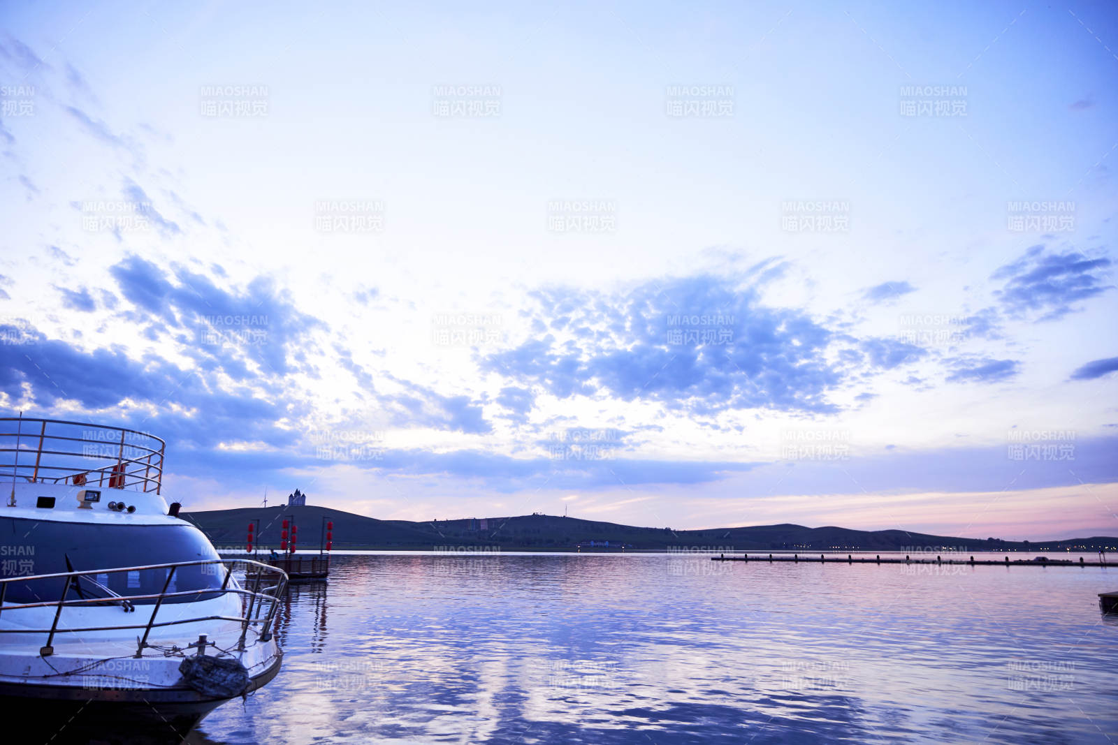 河北省张家口沽源县库伦淖尔夏天湖面图片