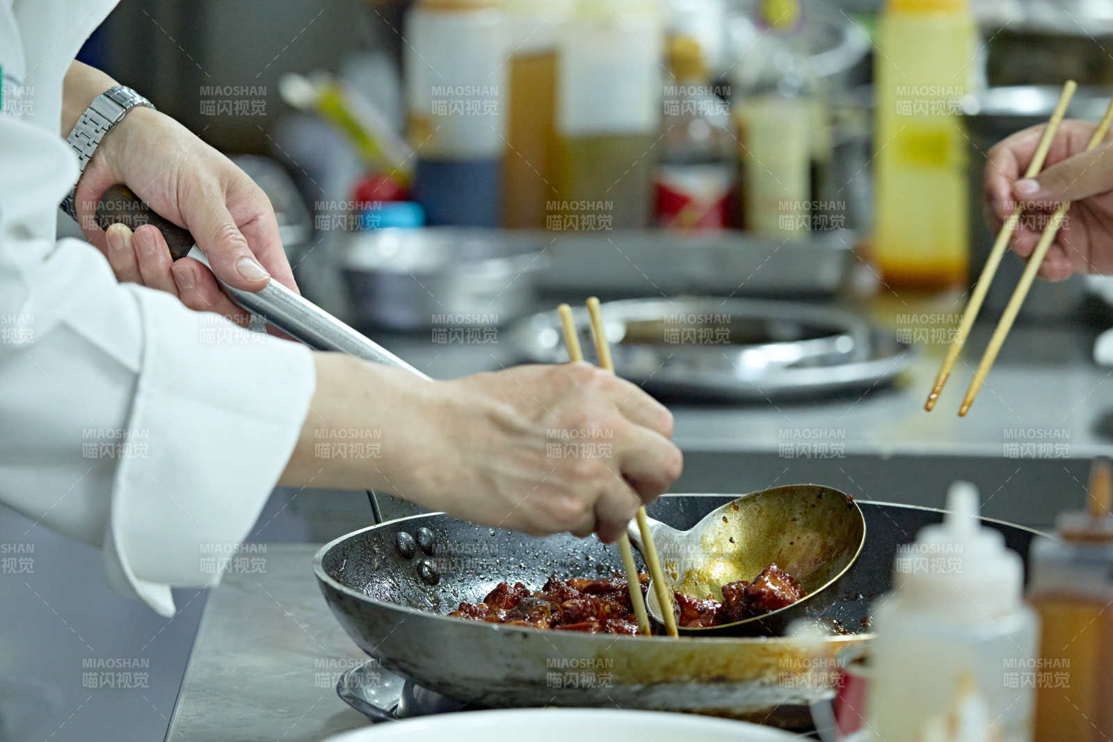 人与美食忙碌的中餐厨房的厨师图片