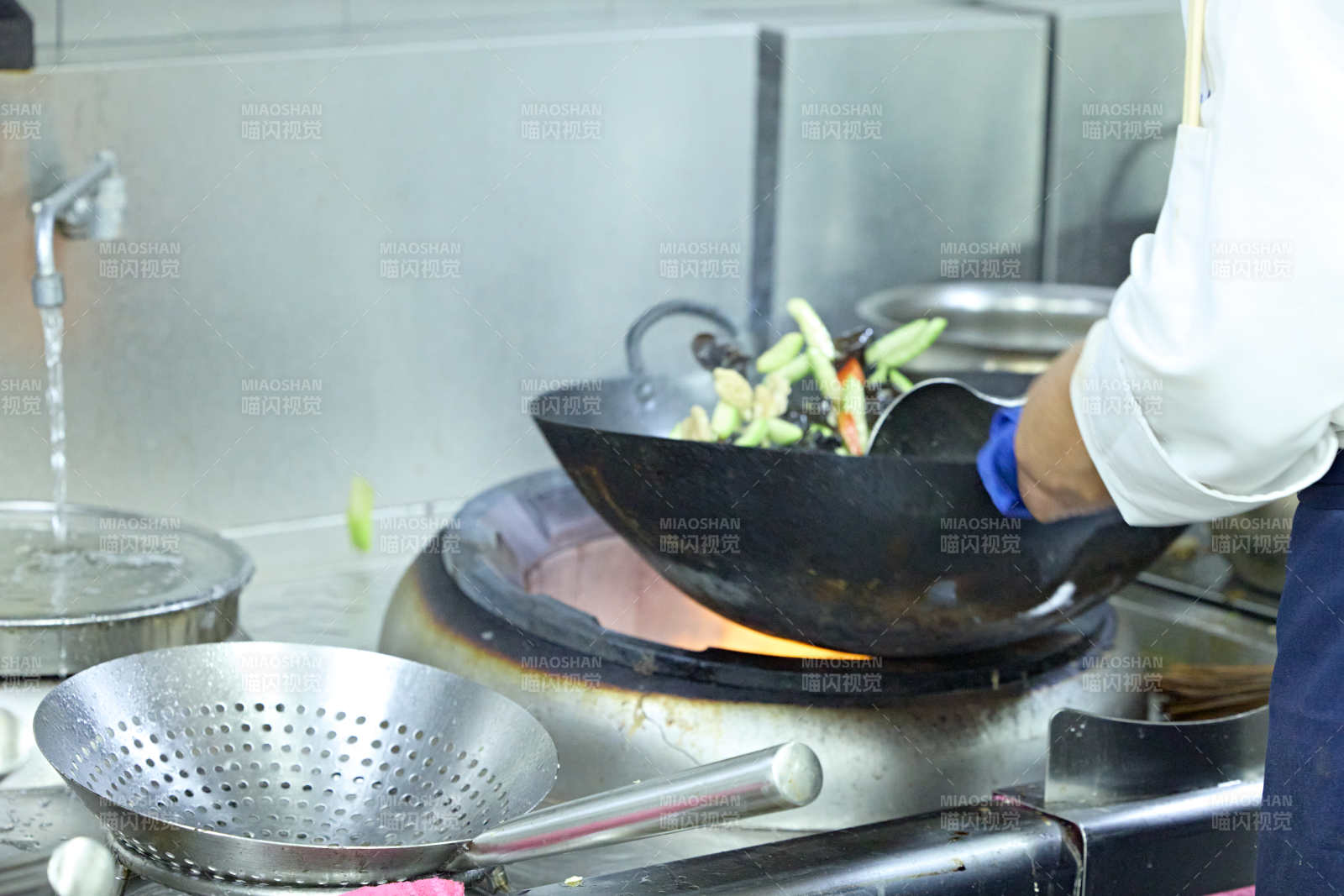 人与美食忙碌的中餐厨房的厨师图片