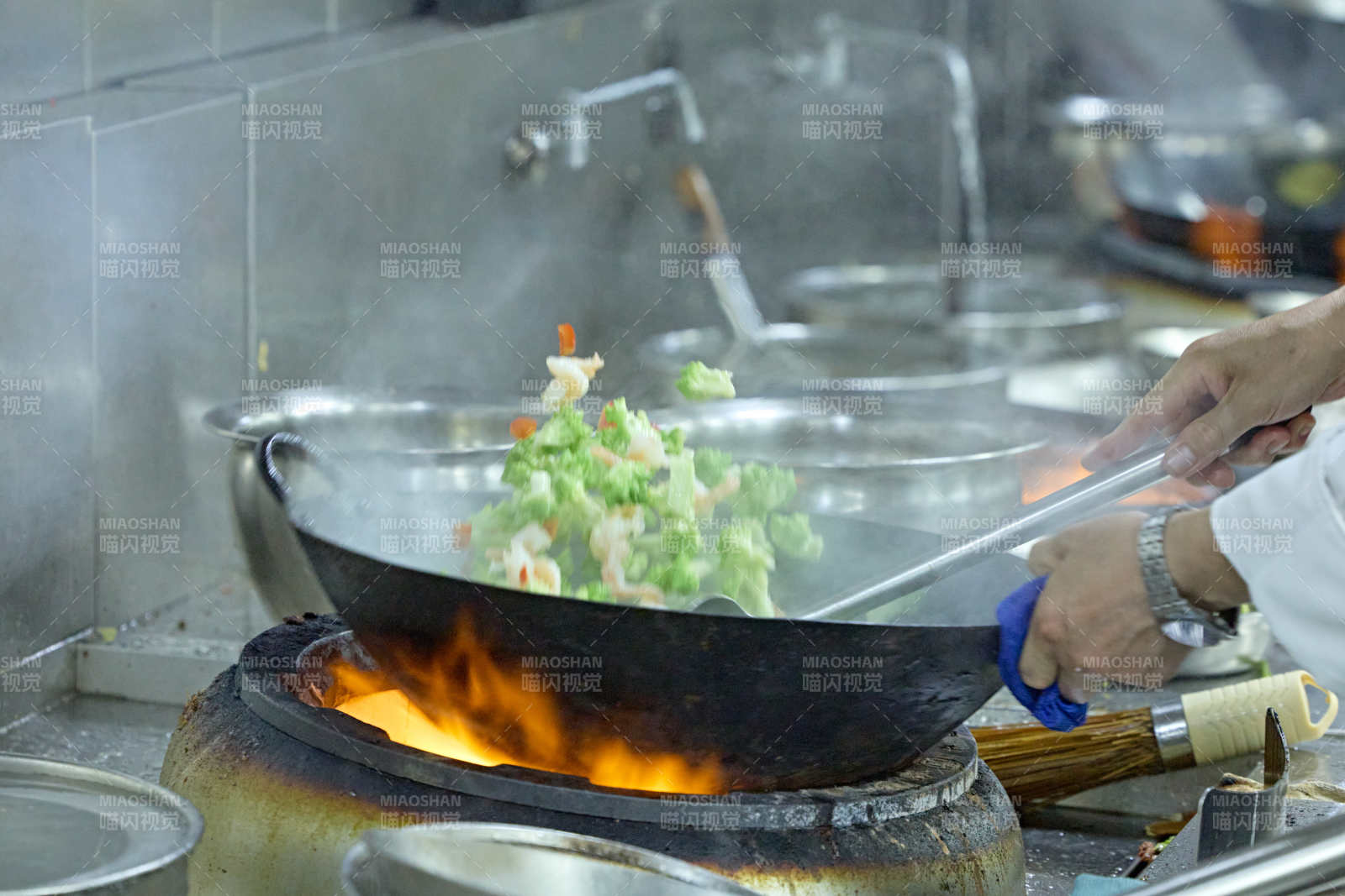 人与美食忙碌的中餐厨房的厨师图片