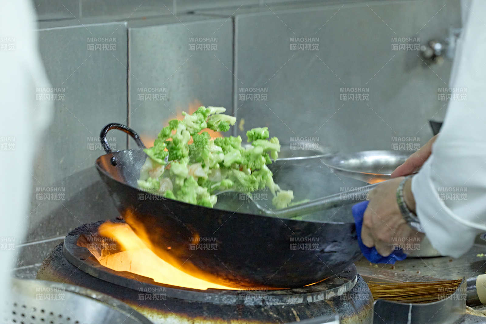 人与美食忙碌的中餐厨房的厨师图片