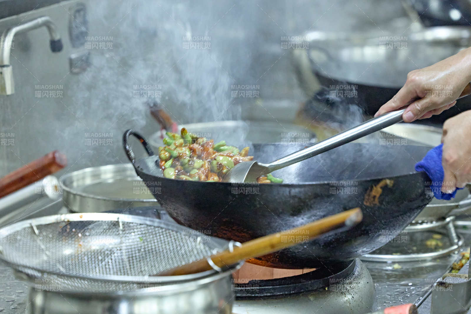 人与美食忙碌的中餐厨房的厨师图片