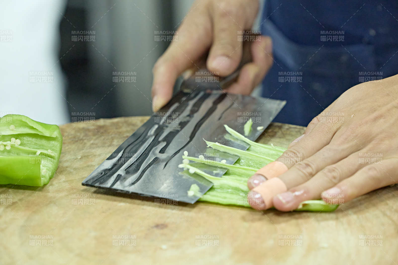 人与美食忙碌的中餐厨房的厨师图片