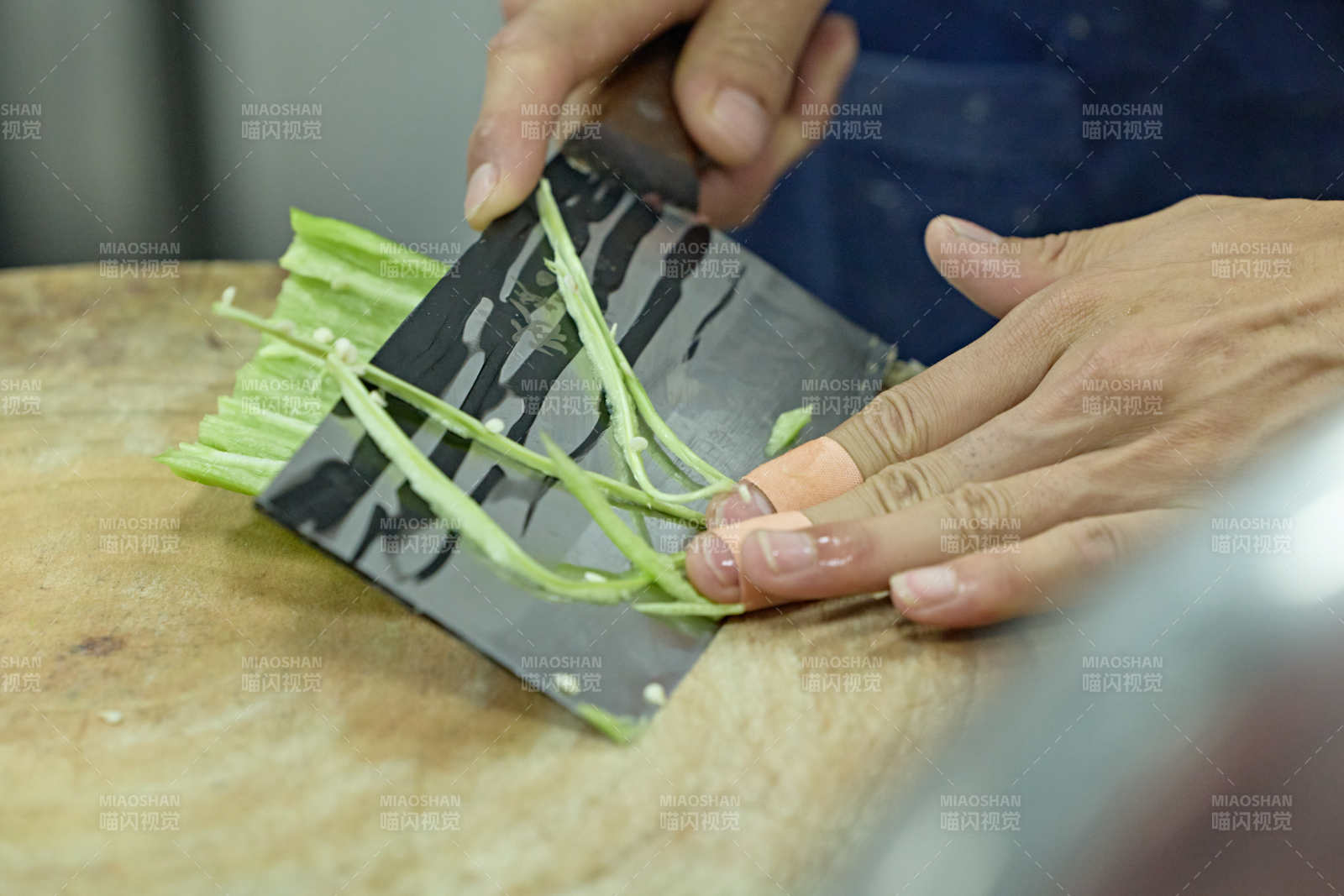 人与美食忙碌的中餐厨房的厨师图片