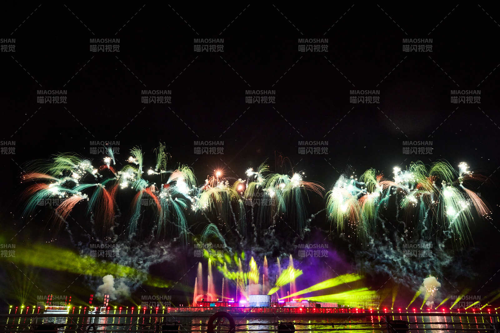 旅游景区湖面绽放的绚丽烟花礼花图片